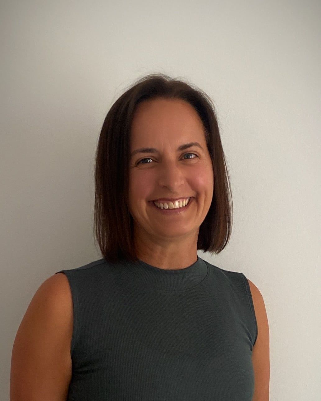 Louise Brans Fitzgibbon, functional breathing coach, smiling in soft natural light